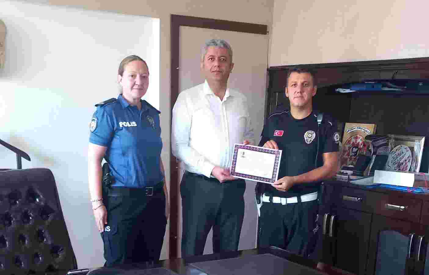 Hamile kadını kurtaran polise başarı belgesi