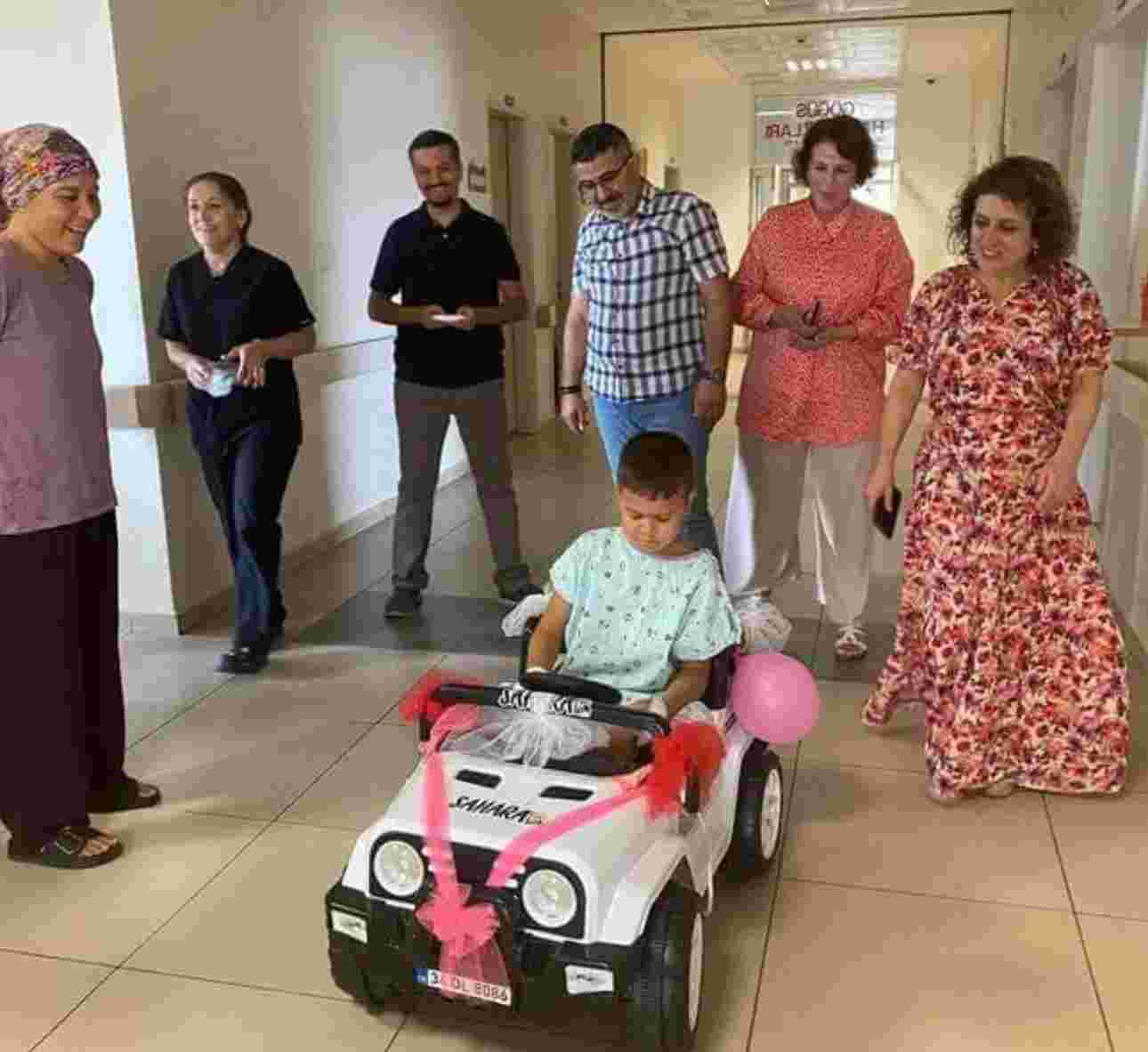 Serik Devlet Hastanesinde çocuklara akülü araba sürprizi