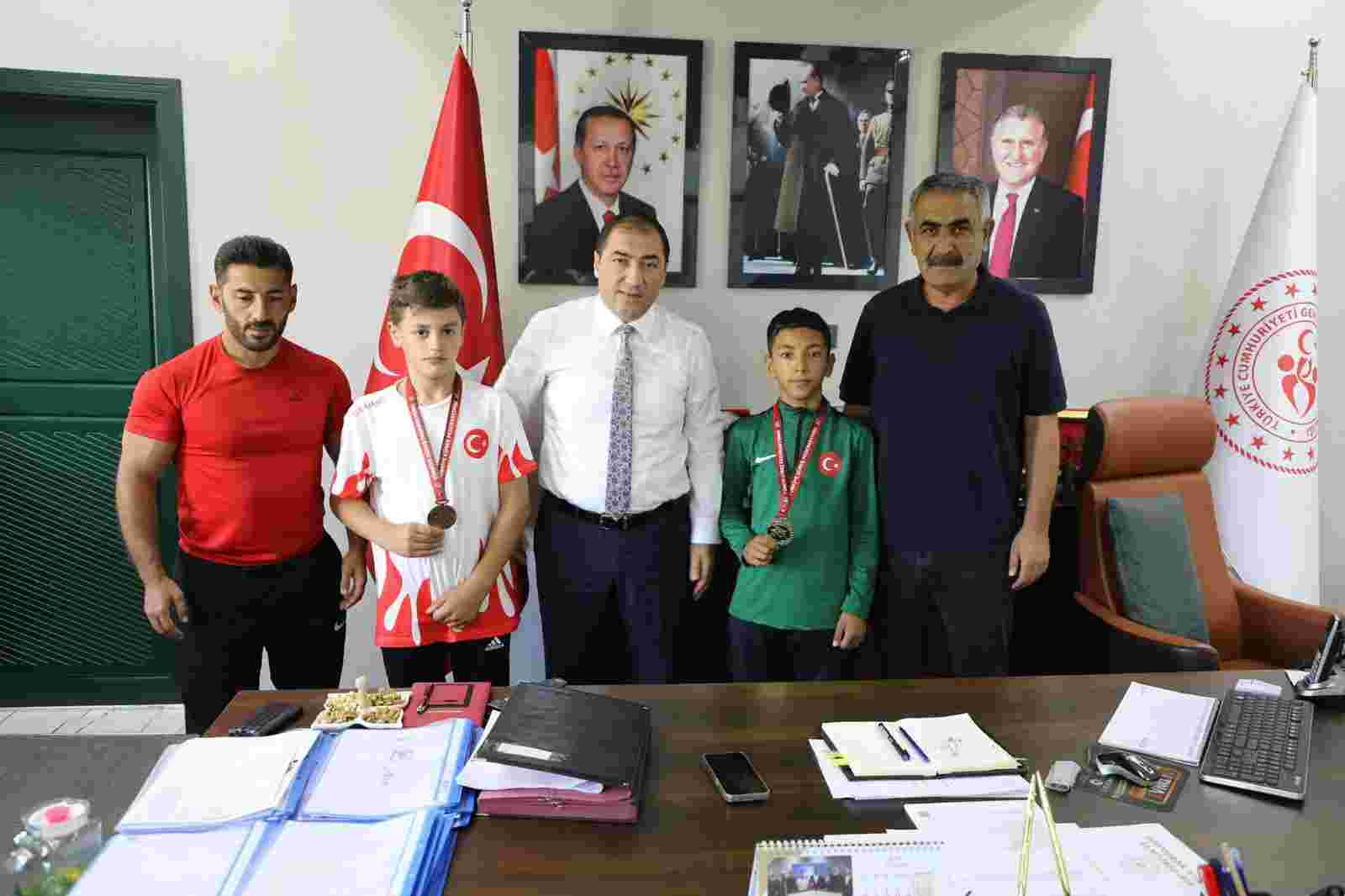İl Müdürü Çelebi Başarılı Güreşçileri Tebrik Etti
