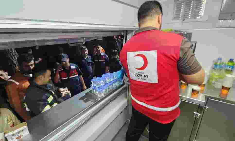 Kızılay Gönüllülerinden yangınla mücadeleye destek