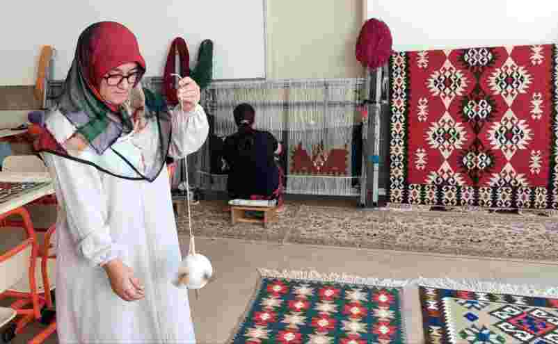 Osmaniye’de ilmek ilmek elle işlenerek sanat eserlerine dönüşüyor