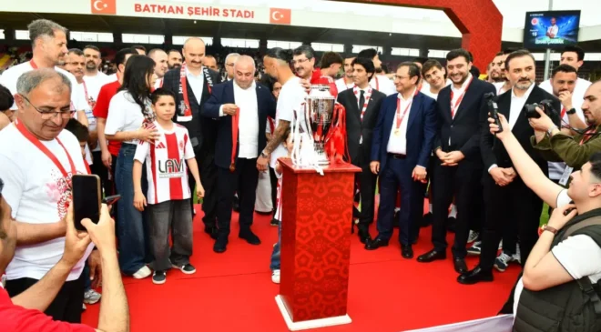 1. Lig'e Yükselen Batman Petrol Spor A.Ş., Kupasını Aldı