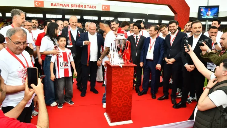 1. Lig'e Yükselen Batman Petrol Spor A.Ş., Kupasını Aldı