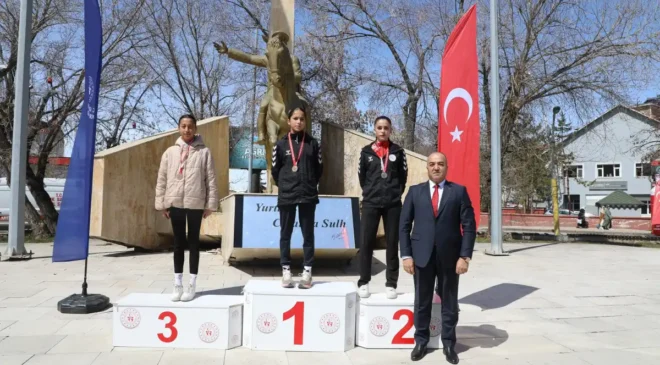 Ağrı’da 15 Nisan Kurtuluş Koşusu yarışmaları yapıldı