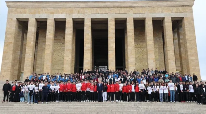 Bakan Bak sporcularla birlikte Anıtkabir'i ziyaret etti