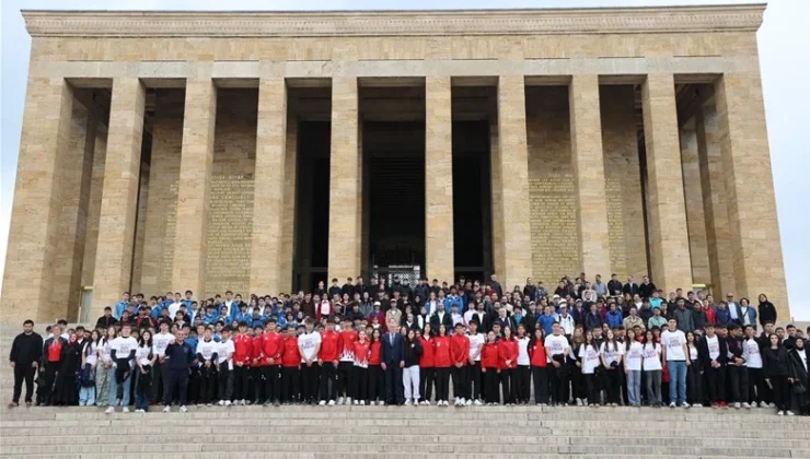 Bakan Bak sporcularla birlikte Anıtkabir'i ziyaret etti