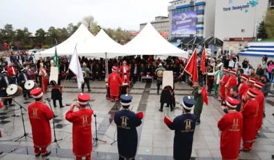 Meydanlar mehter, halk oyunları ve gençlik enerjisiyle şenlendi