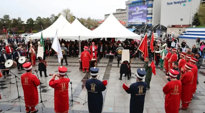 Meydanlar mehter, halk oyunları ve gençlik enerjisiyle şenlendi